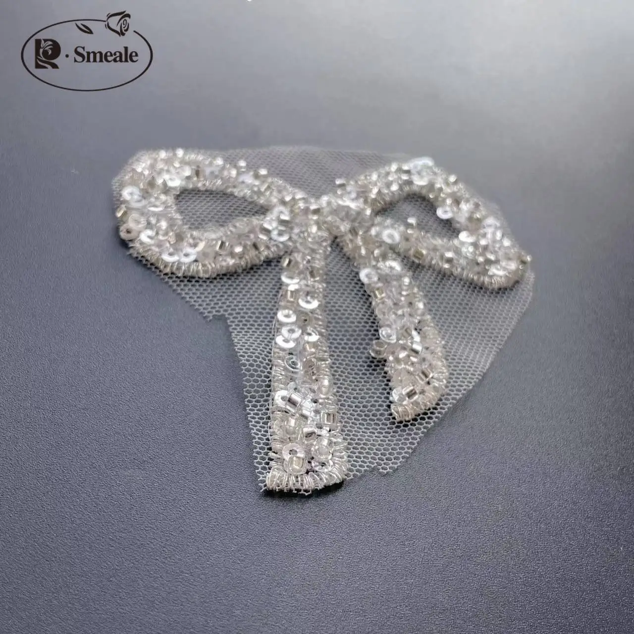 20 Stück/Lot. Silberne kleine Schleife, 7*7cm, Perlen-Spitzen-Applikation, DIY, Haute Couture, Hochzeitskleid-Accessoires, RS24487 – Detail 4