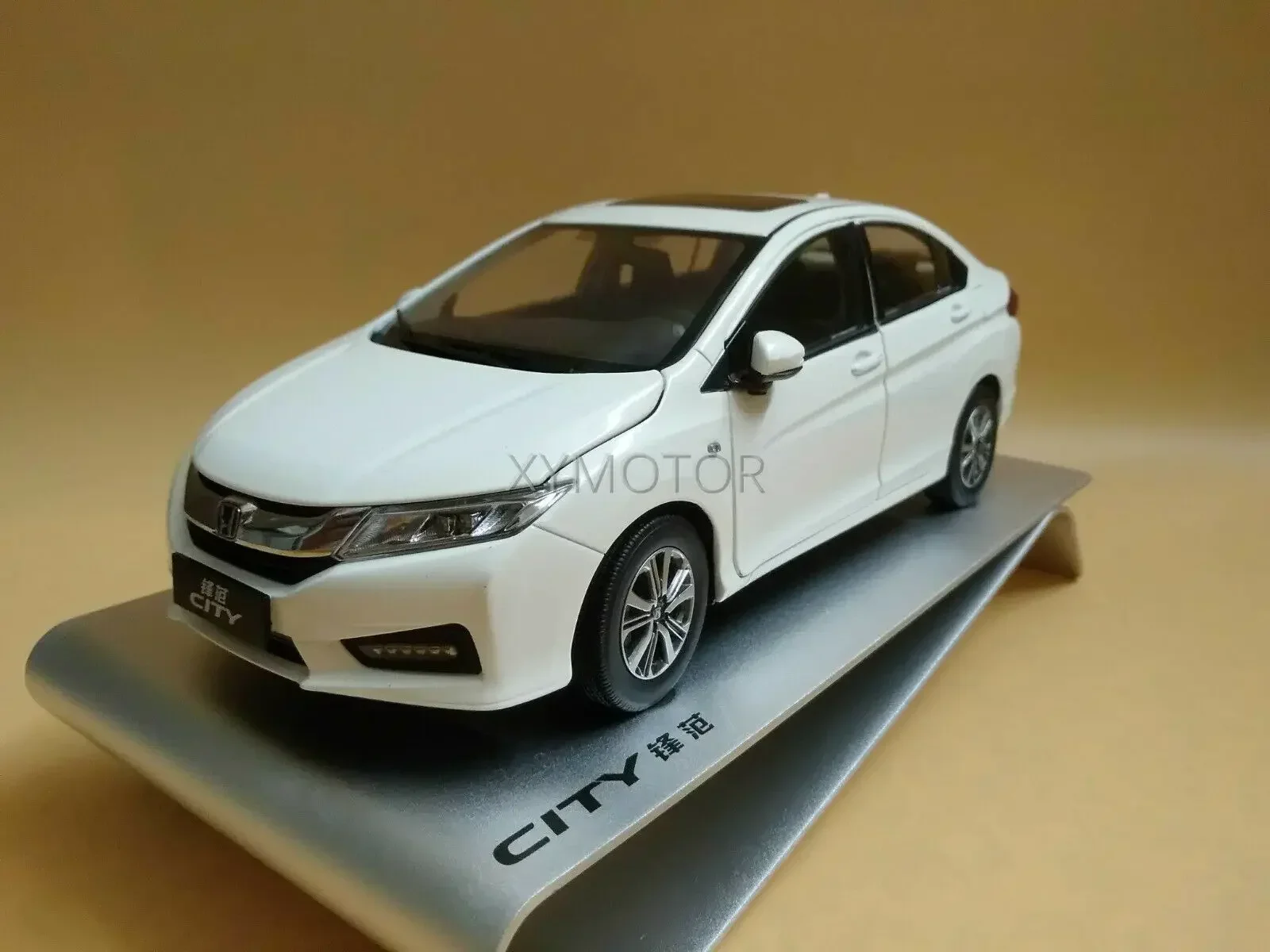 

Новинка 1/18, модель литая металлическая автомобиля для Honda City 2018, игрушка для мальчиков и девочек, коллекция подарков, белый/синий/серебристый металл, пластик, резина