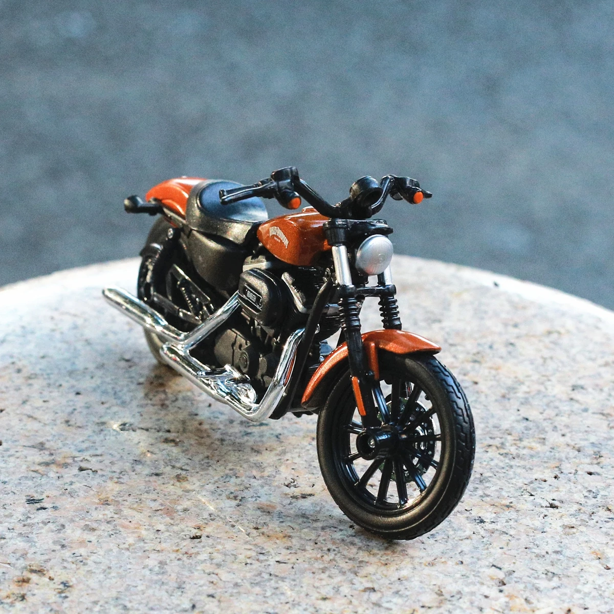 Maisto 1:18 Harley Davidson Sportster Iron 883 Alloy Classic Motorcycle Model Diecast Metal Motorcycle Model Childrens Toys Gift