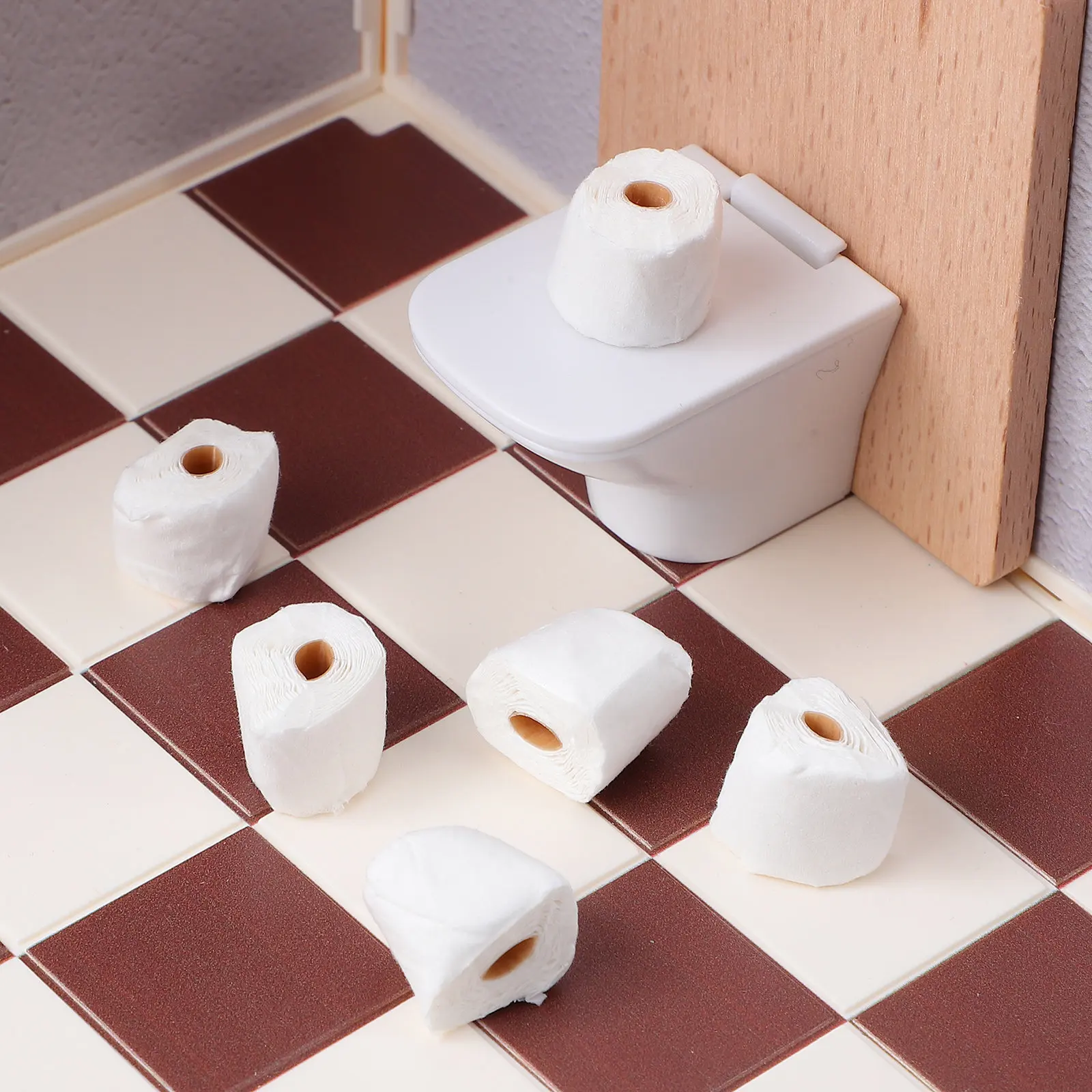 

2 упаковки миниатюрных бумажных салфеток, реалистичные, легкие, с подвесным креплением, для декора комнаты кукольного домика, миниатюрный аксессуар для ванной комнаты