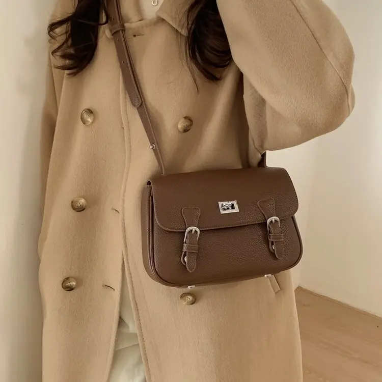 

Новая винтажная сумка-мессенджер 2026 года для женщин из зернистой кожи с двойной пряжкой, универсальная наплечная/кроссбоди сумка (доступны разные цвета)