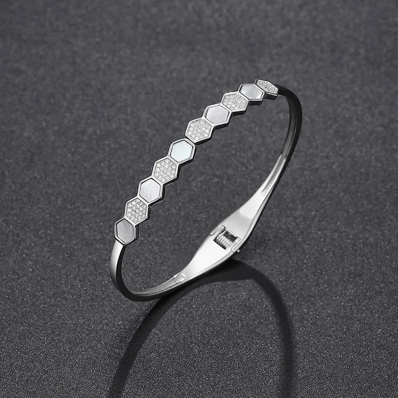 

Elegant S925 Silver Honeycomb Moissanite Open Bangle – Stylish Women's Jewelry