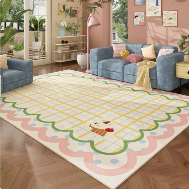 غرفة المعيشة فيكاما لطيفة وداخلية. سجادة صيفية، غرفة نوم، فتاة مخططة، بطانية بجانب السرير على الطراز الكريمي، ديكور منزلي