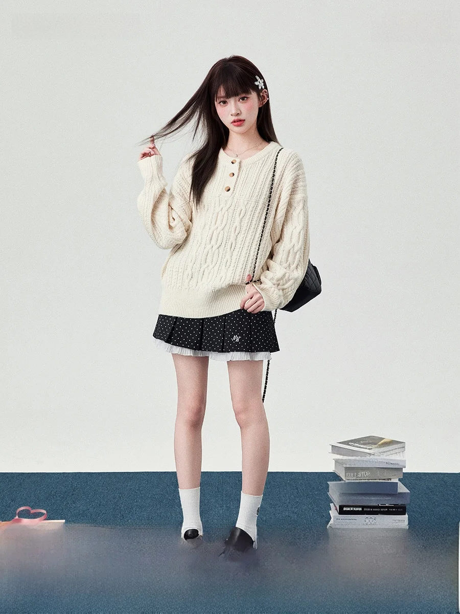 

Комплект из двух предметов: вязаный свитер и брюки для женщин – мягкий, объемный, свободный крой, весенний модный образ, удобный, белый, комбинированный.