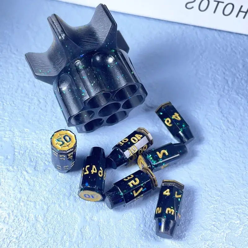 

7PCS Bullet Dice Set with Spinning Revolver Cylinder Container for 40K D&D Sci-Fi War or Crime Theme Tabletop Games Ornaments