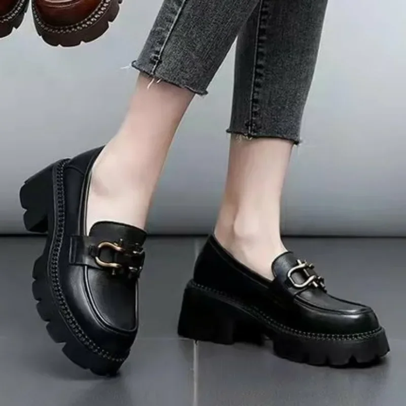 2024 Mode Schoenen Voor Vrouwen Slip On Dames Pumps Herfst Ronde Neus Massief Metalen Decoratie Platform Waterdichte Schoenen Vrouwen