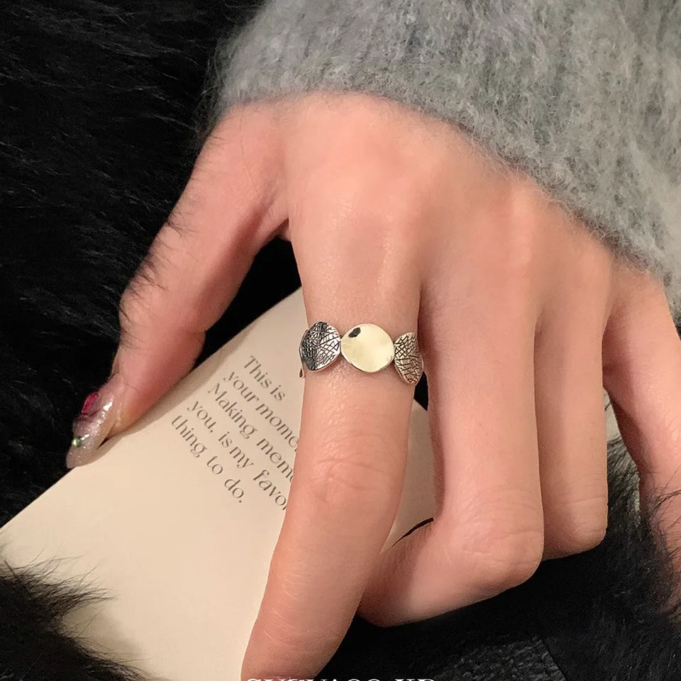 حلقة مفتوحة هندسية غير منتظمة فضية بتصميم شبكي عتيق مناسب لإكسسوارات الطي العصرية الرائعة للفتيات