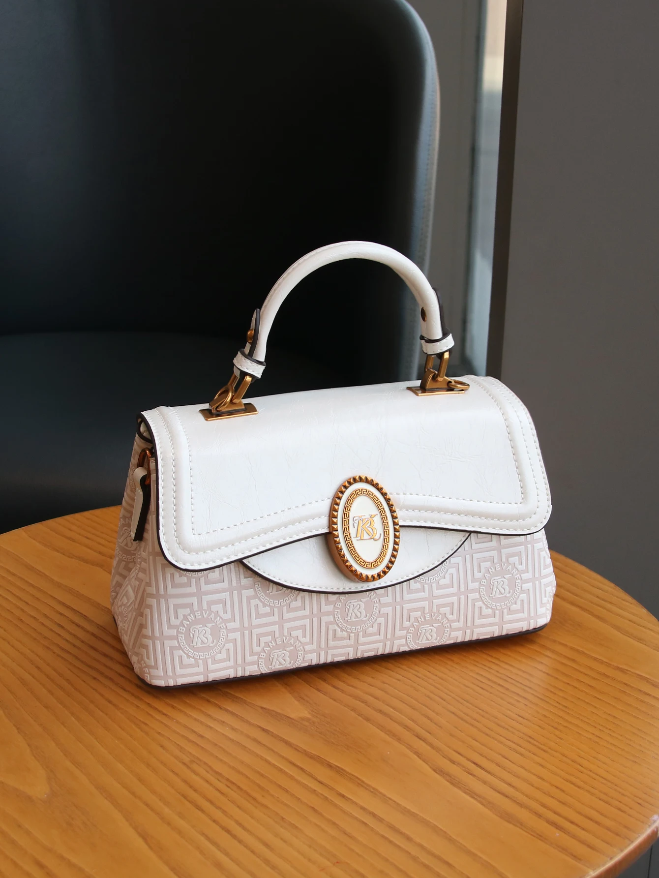 

Дизайн меньшинств 2025 года, модные модные роскошные сумки с тяжелым принтом и тиснением, большая вместительная сумка-мессенджер на одно плечо Joker com