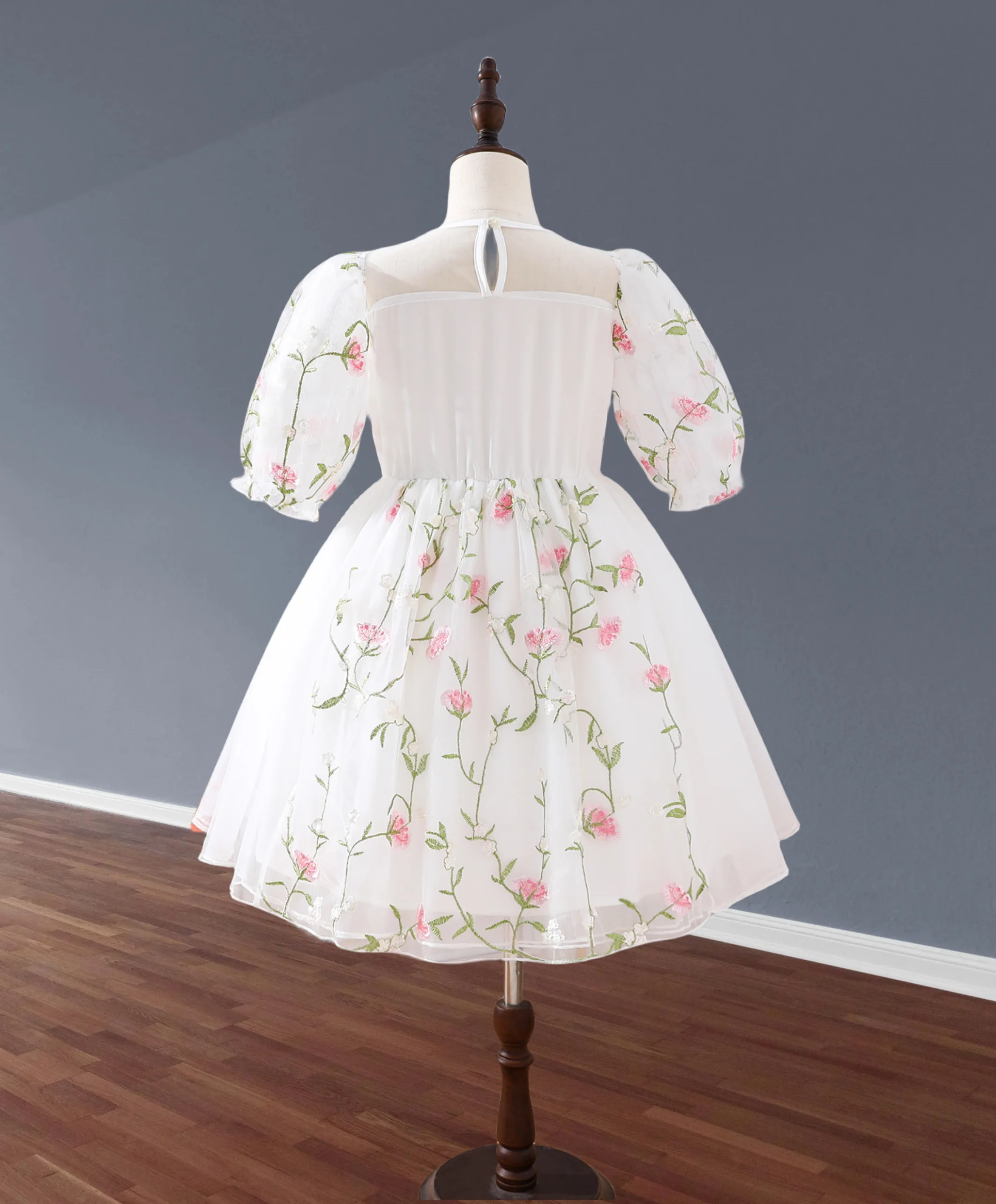 Girls\' exquisite floral embroidered dress - transparent puff sleeves and fluffy skirt design