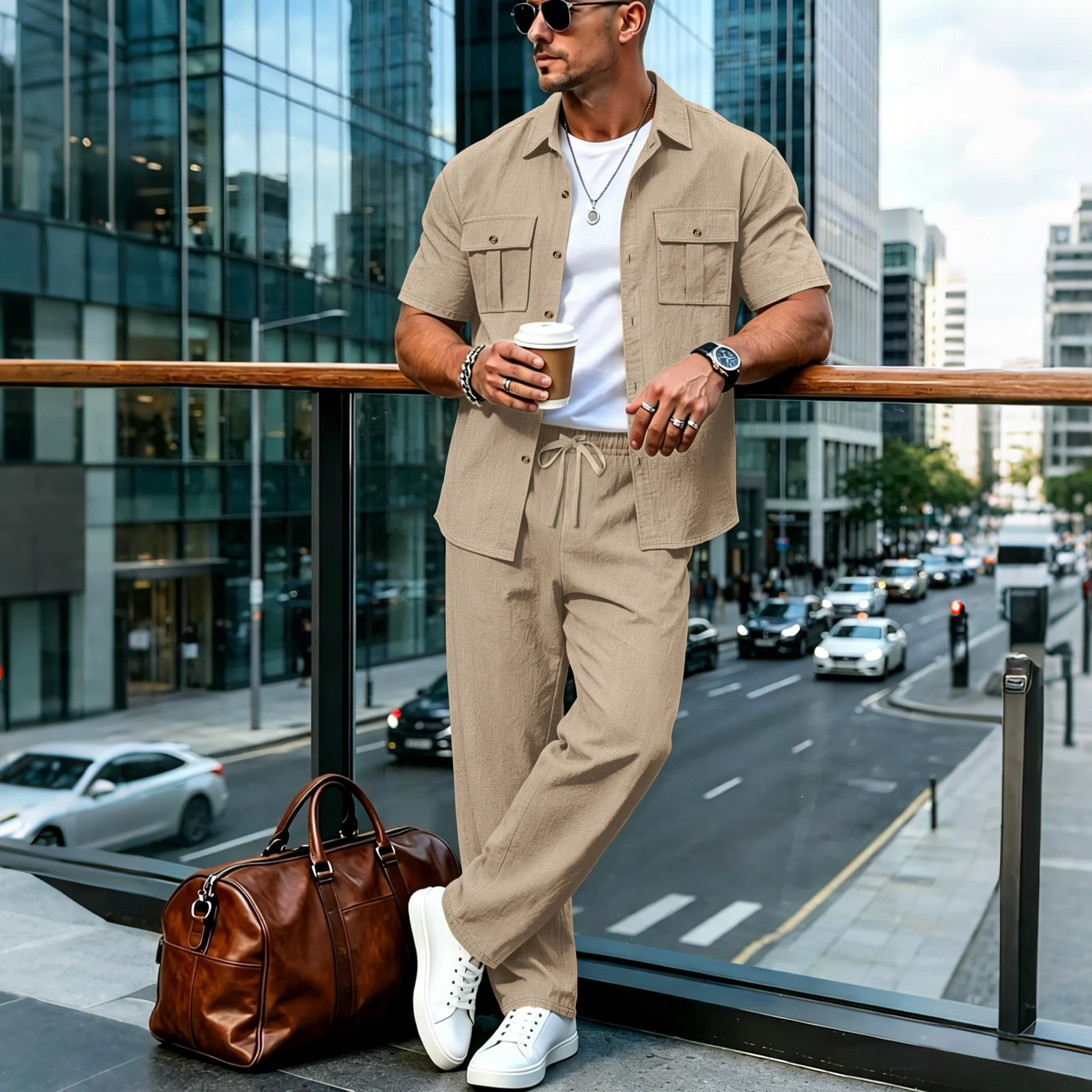 Zweiteiliges Freizeitset für Herren mit strukturiertem Leinenhemd und passender Hose mit geradem Bein und Kordelzug für den Alltag.