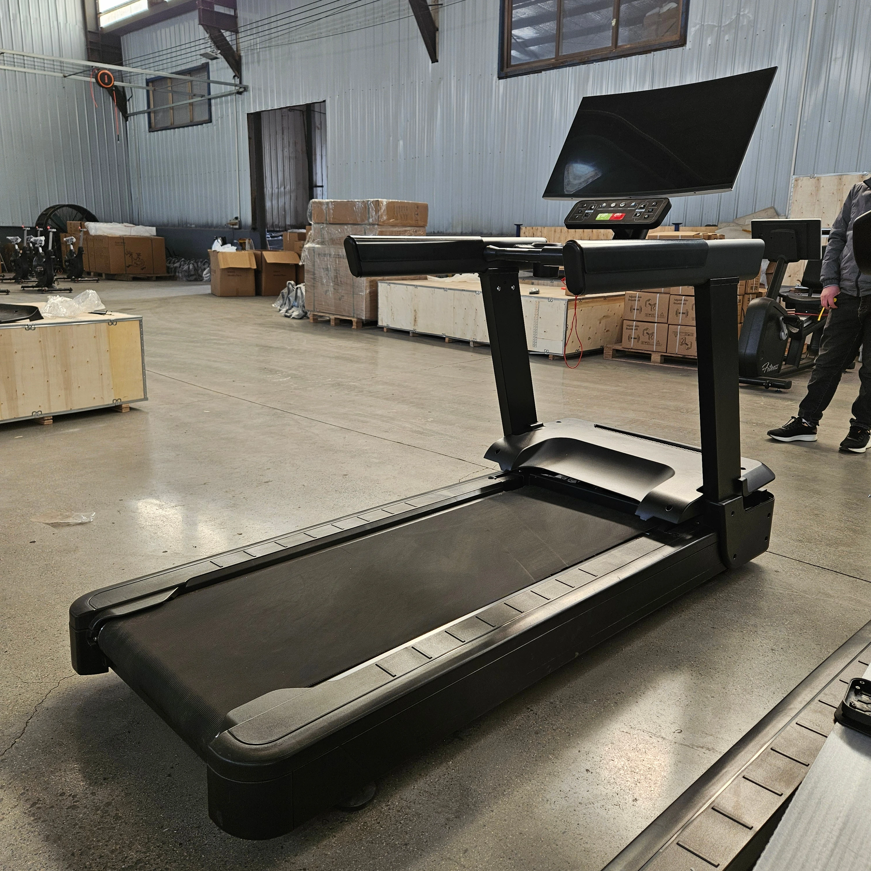 

Коммерческая беговая дорожка для фитнеса с экраном 32 дюйма в продаже