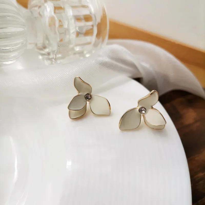 Japanese Style Cute Enamel Small Rhinestone White Petal Jasmine Flower Clip Earrings No Piercing for Women Wedding Party