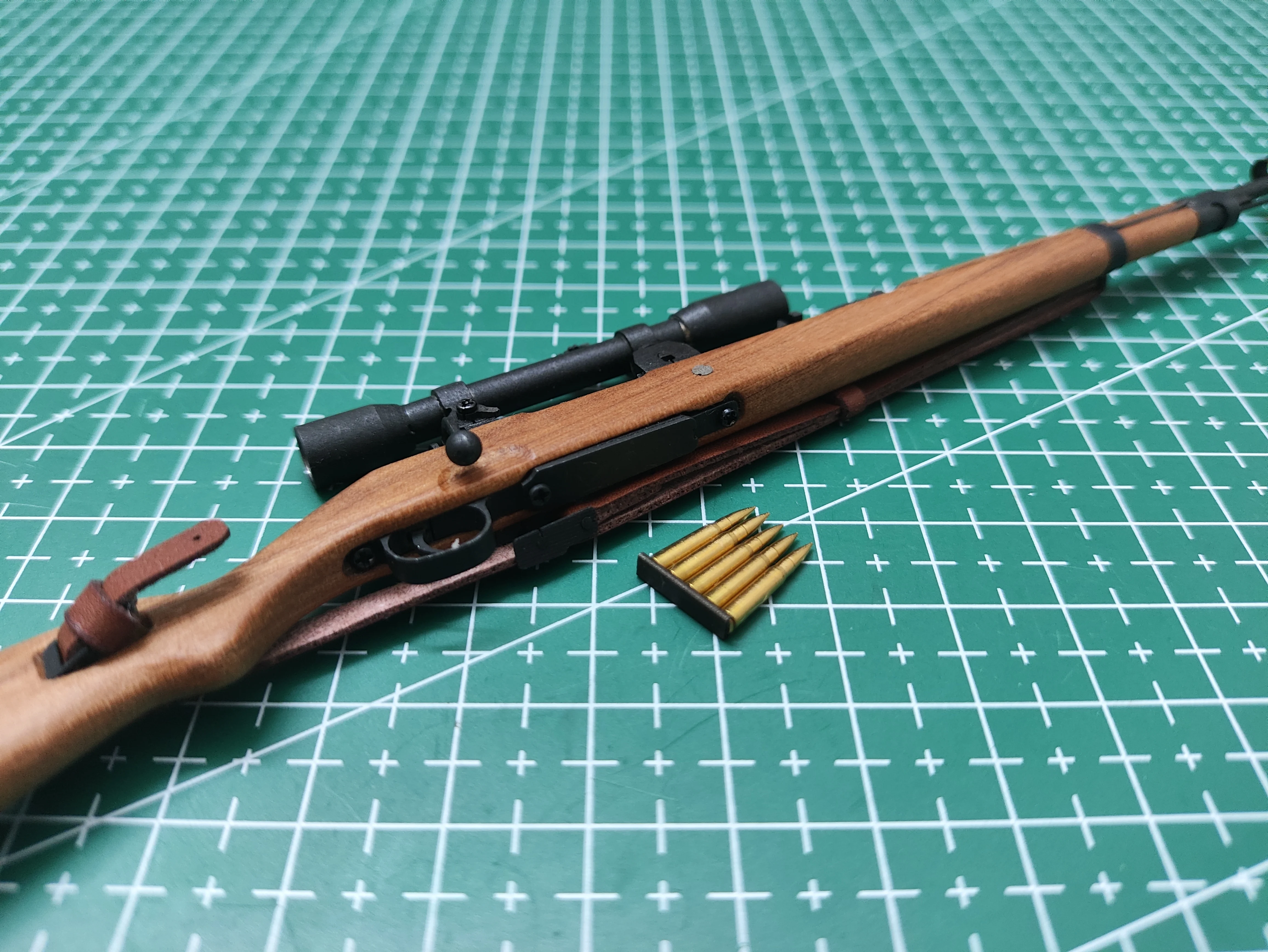 1/6 WWII 98K Sniper Rifle Mini Model, Semi-Handmade Metal Wood, Detachable Military Collectible & Decor Ornament for Army Fans