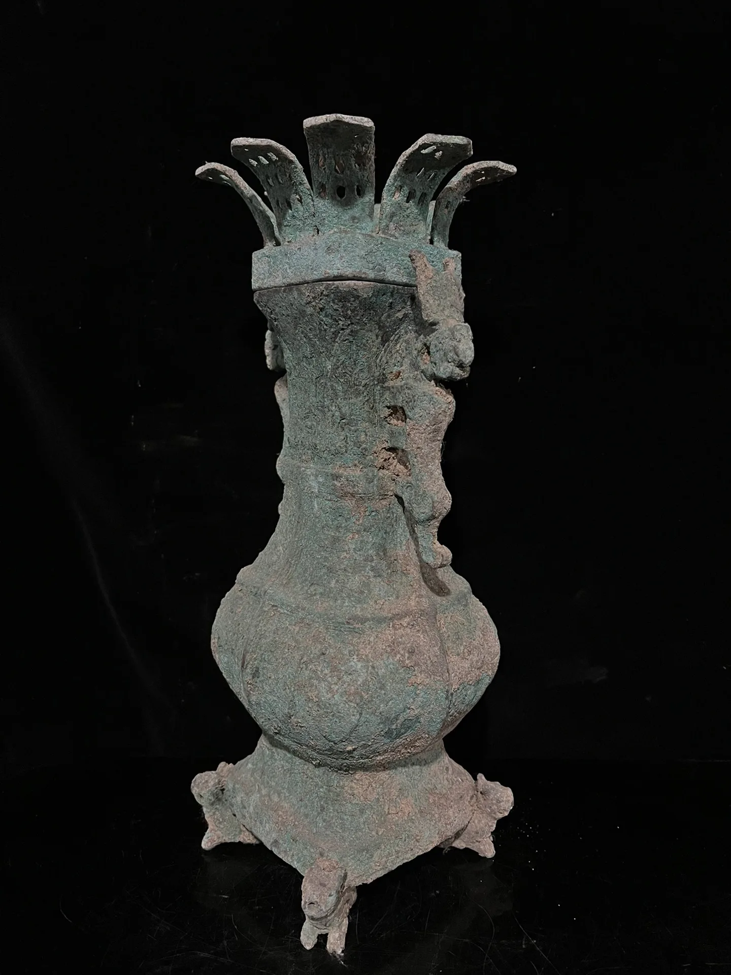 Rare Old Han Dyansty(25---186) Bronze round tripod statue,A bronze vessel with square body and dragon-shaped handles, unearthed