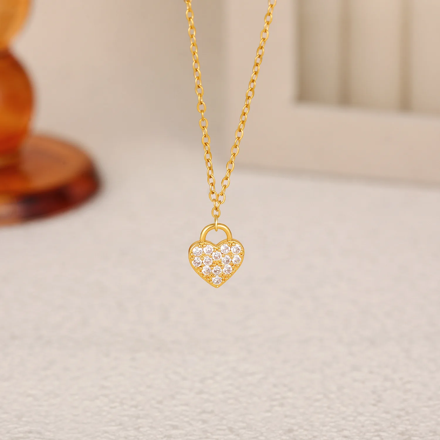

Women's Gold-Plated Heart Pendant Necklace Simple Heart-shaped Lock Inlaid with Cubic Zirconia Luxury Jewelry Gifts Summer Wear