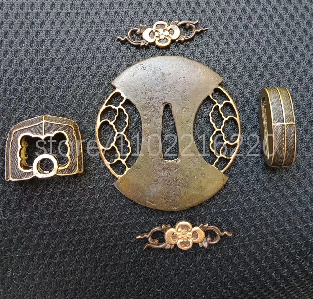 

Высокое качество медь позолоченный серебряный Tsuba Handguard Fuchi Kashira Menuki для настоящей Японии Tachi Samurai Katana Sword Fittings