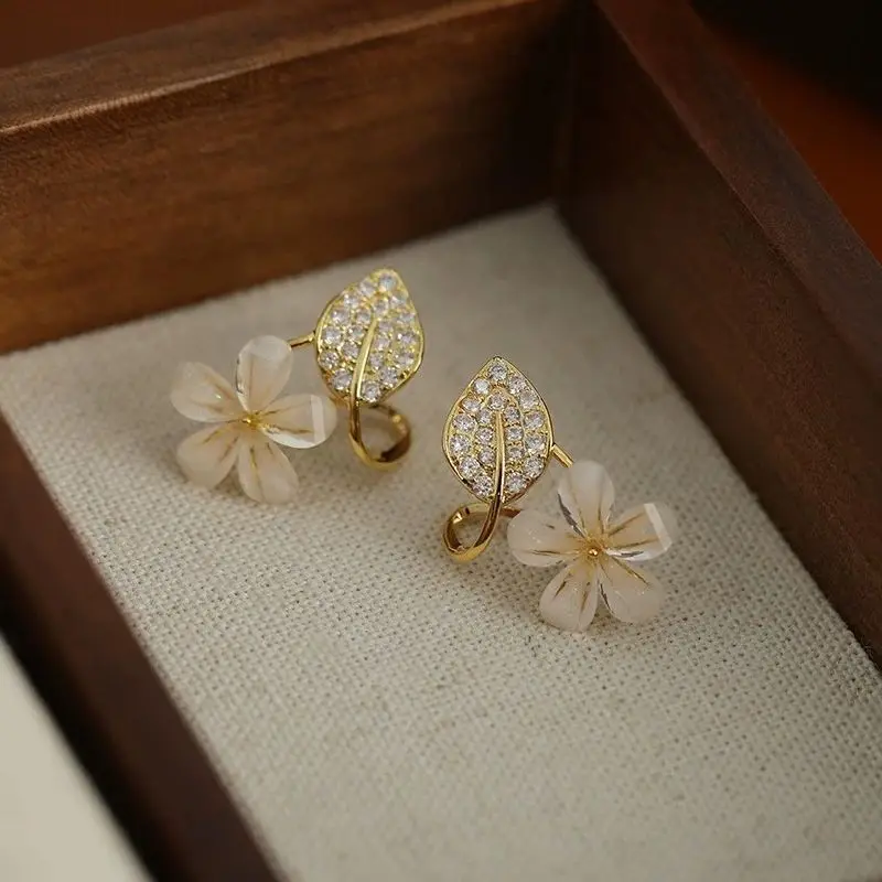 Fashion Leaf Flower Stud Earrings for Women Rhinestones Acrylic Twist Metal Bend Earrings Wedding Party Sweet Jewelry