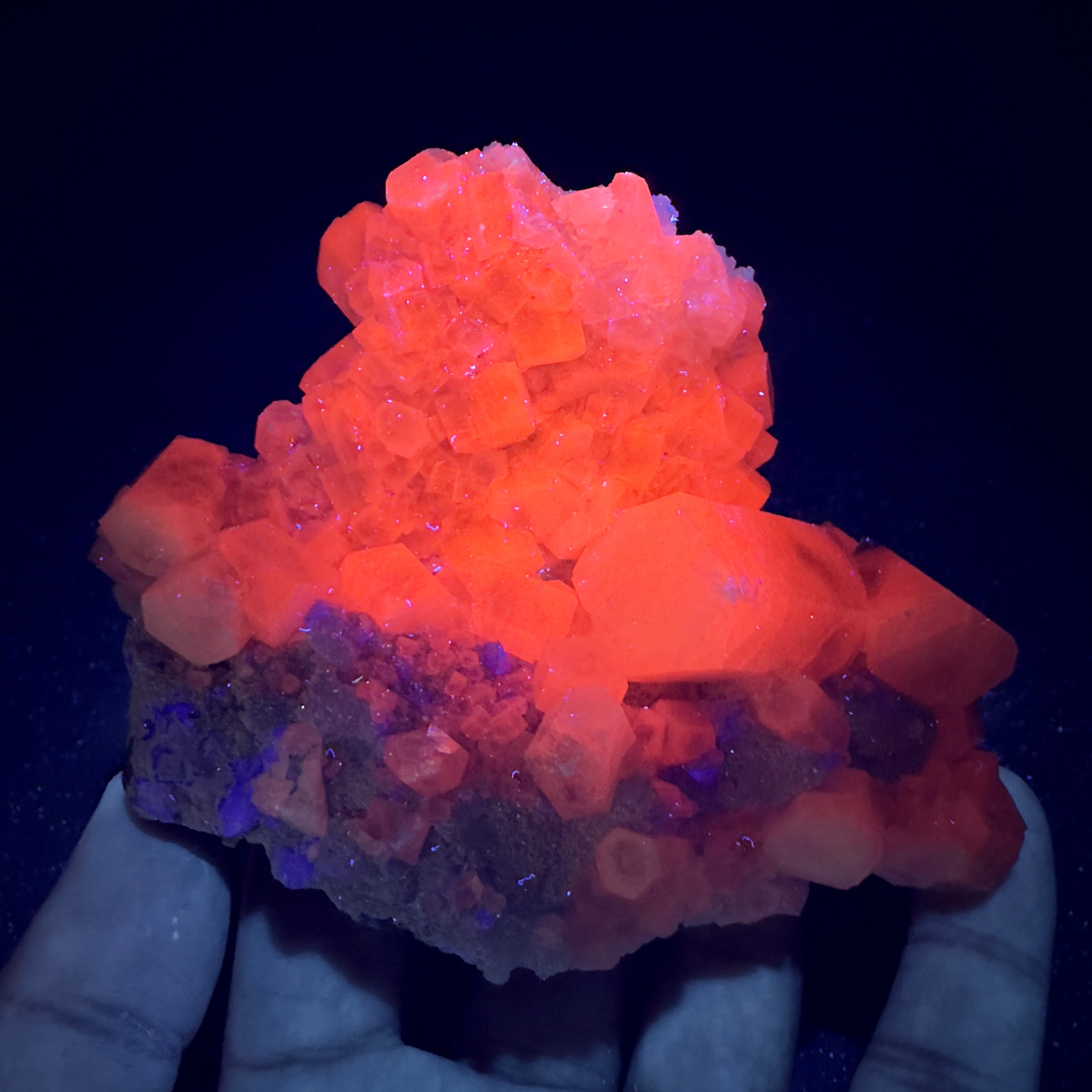 

Натуральный многогранный розовый красный флуоресцентный кальцит, минеральный образец + целебные кристаллы кварца и камни, драгоценный камень