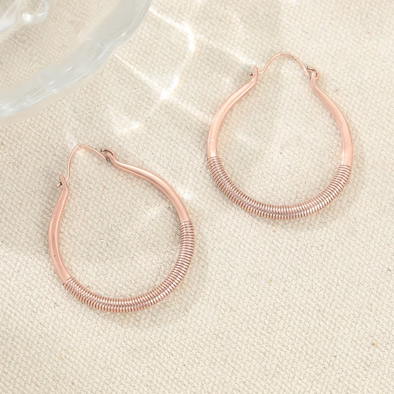 Vintage-Ohrringe in Bronzefarbe für Damen, geometrisches, handgeschnitztes Wickelmuster, für Partys und den Alltag – Detail 5