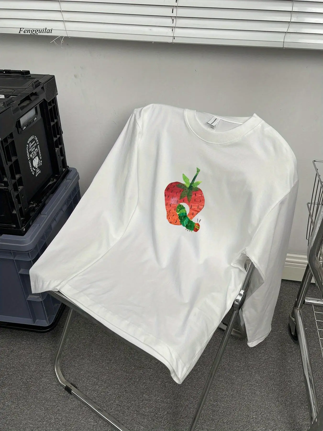 

Повседневная футболка с круглым вырезом и причудливым принтом клубники и ананаса — с длинным рукавом, стандартного кроя