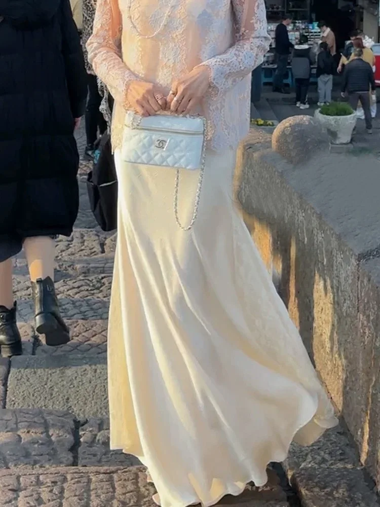 Saia rabo de peixe de cetim com retalhos de renda irregular francesa, ajuste fino e sensação sofisticada, saia evasê aberta e de comprimento médio