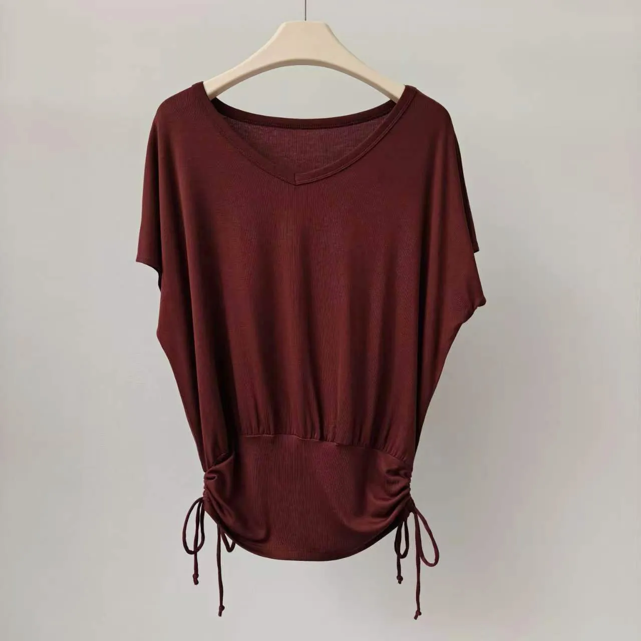 Sommerliches Yoga-T-Shirt mit V-Ausschnitt für Damen, aus Baumwolle, locker geschnitten, figurformend, weich, Sport-T-Shirt, kurzärmeliges Pilates-Shirt, lässiges Fitness-Oberteil. – Detail 5