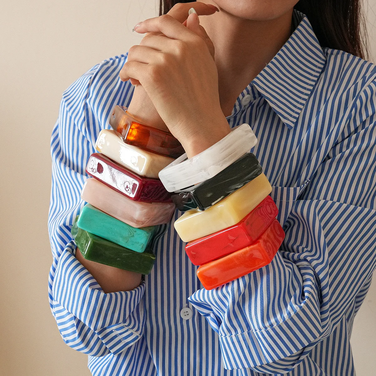 Brazaletes anchos gruesos geométricos cuadrados coloridos acrílicos elegantes y de moda en 11 colores para mujer pulsera de resina de uso diario