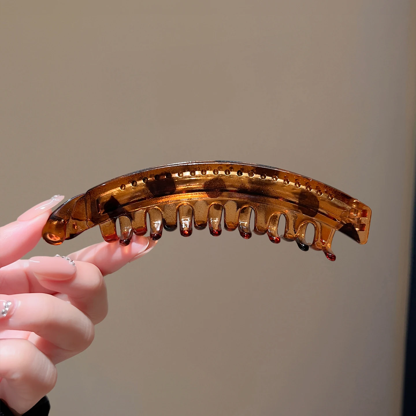 مشبك الموز 2025، حامل ذيل حصان عالي آمن، يتميز بمخلب قوي ومصمم بتصميم قديم لتصفيفات الشعر الأنيقة والمتينة.