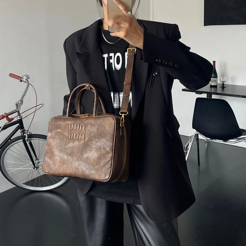 

2023 Korean Sle Large Capaci Faion Women's Bag in Brown Simple Handbag Pillow ape Crossbody Bag for Young Women