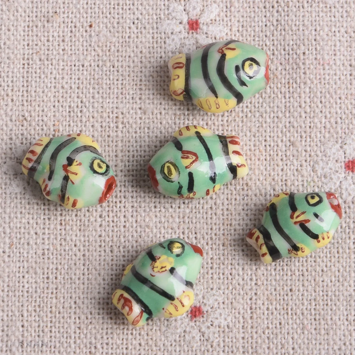Cuentas sueltas de porcelana y cerámica para fabricación de joyas, abalorios con forma de pez, pintura hecha a mano, 5 piezas, 12x15mm