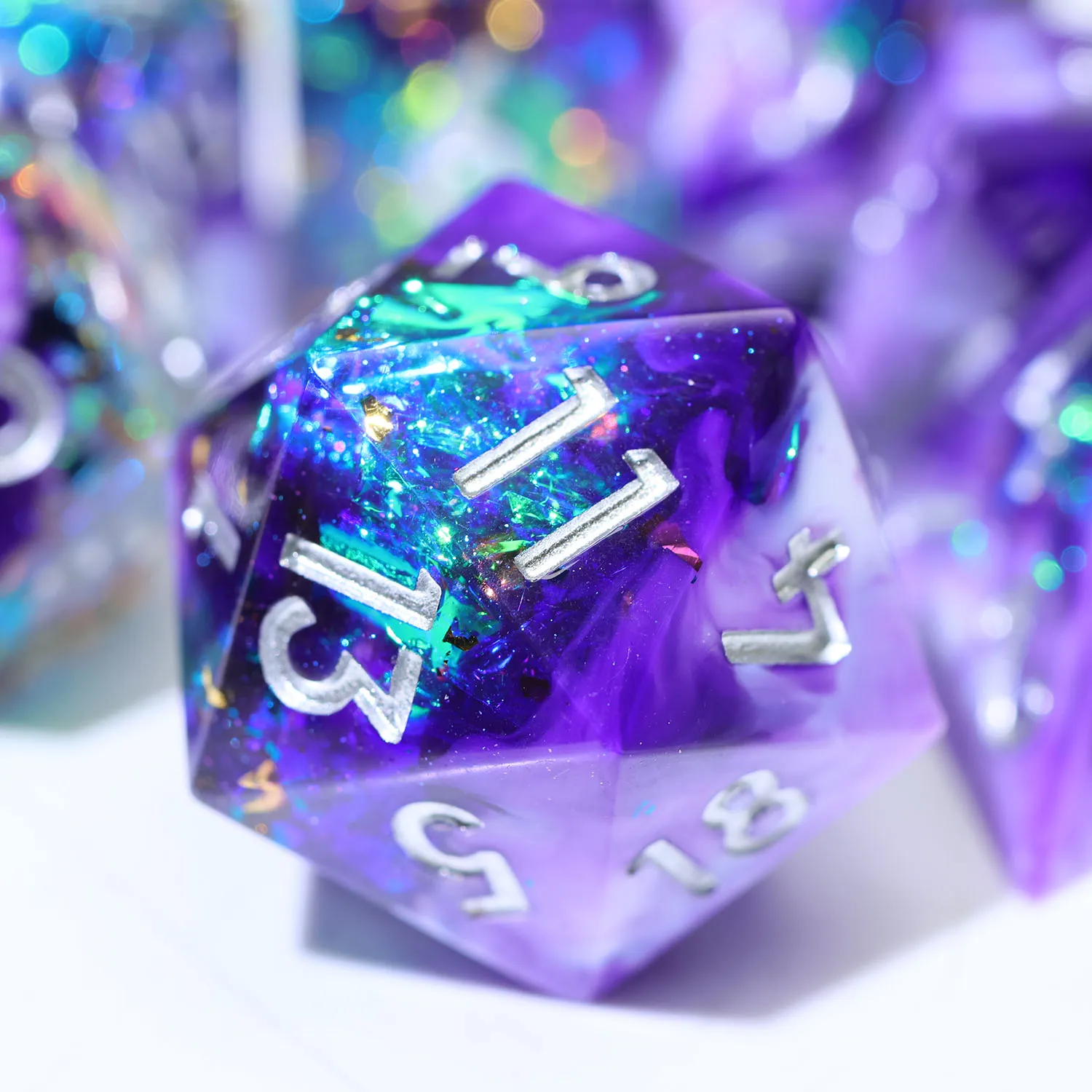 

Набор кубиков для настольных ролевых игр (DND) ручной работы из смолы, фиолетово-белые с блестками внутри, N33