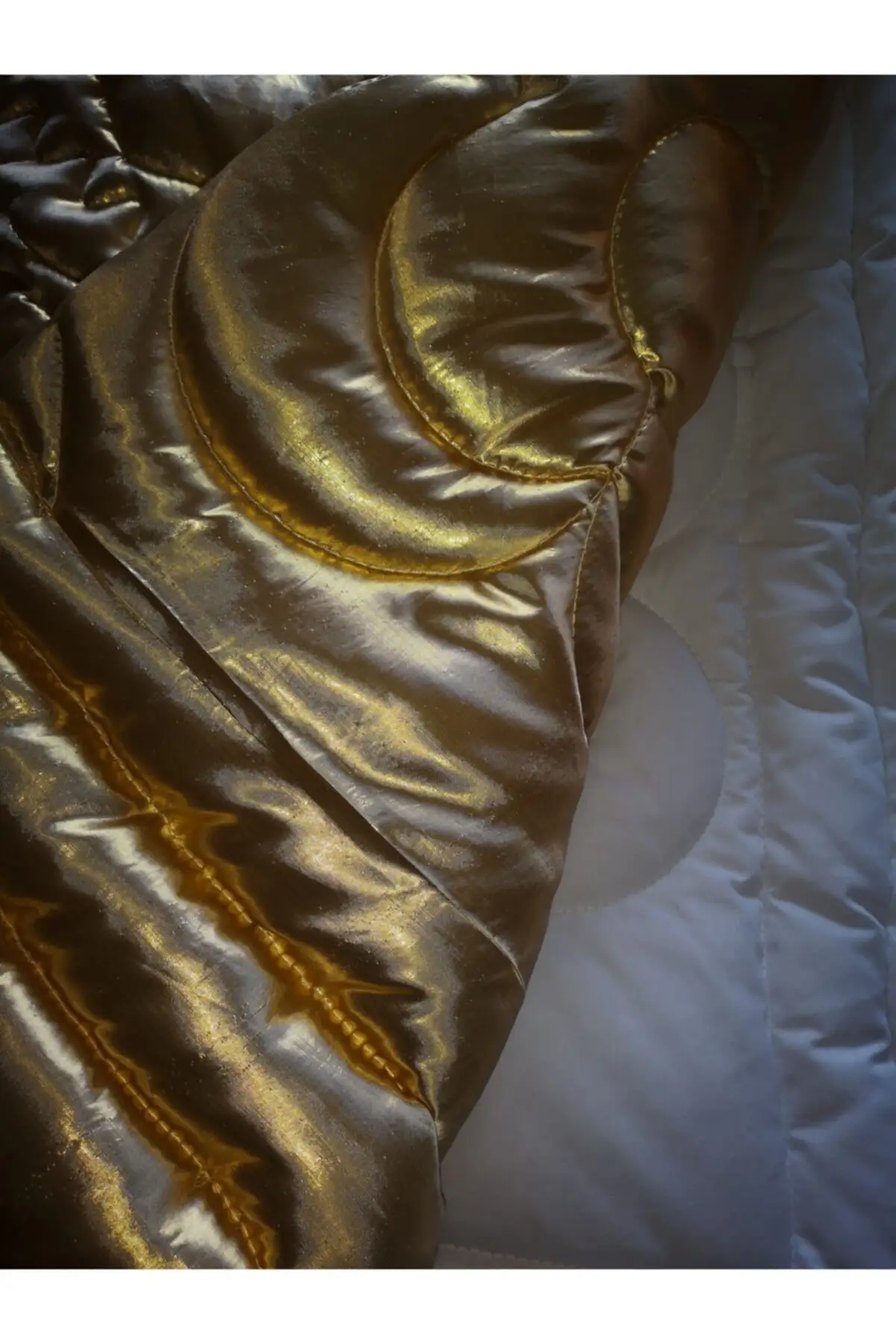 Satijn Goud Daisy Handgemaakte Dubbele Quilt