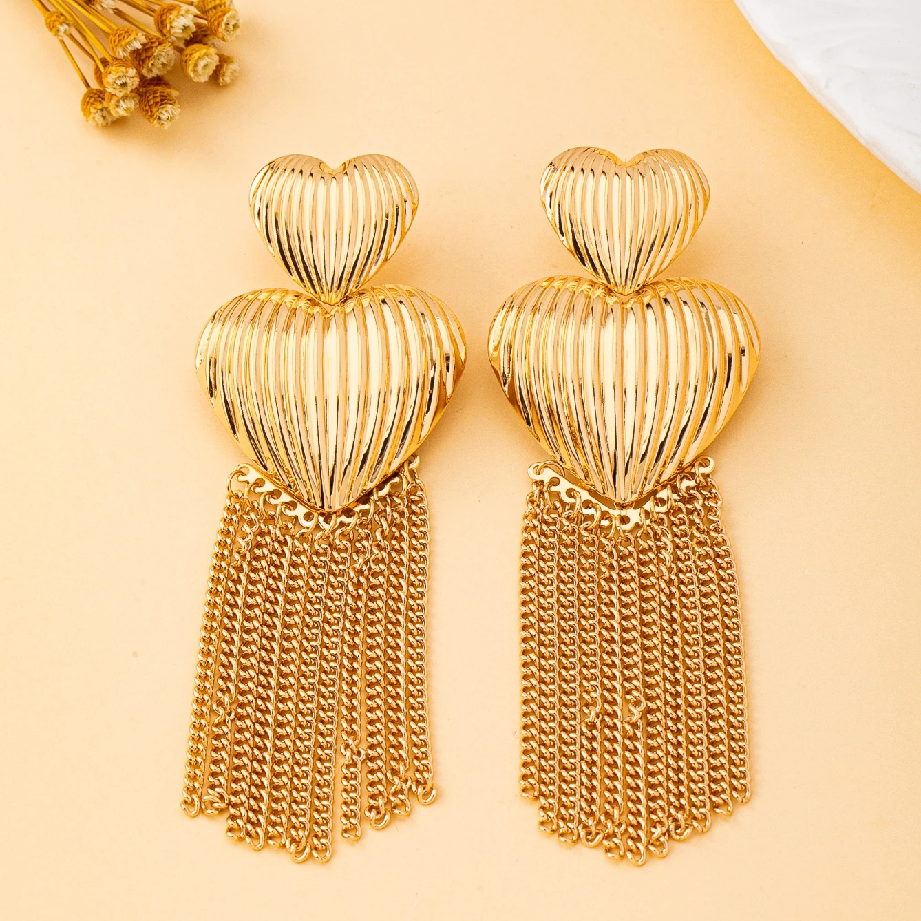 A Pair of Women's Earrings, Heart-Shaped Tassel Long Earrings, Fashionable and Bold Ear Pendants, Suitable for Daily Wear and Parties