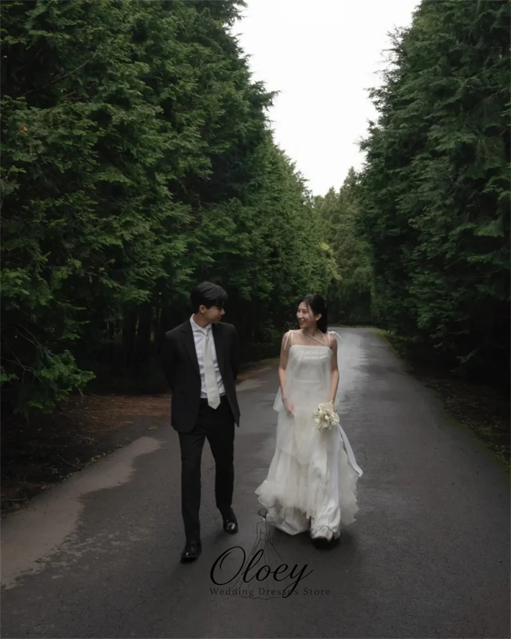 OLOEY Dreamy Spaghetti Strap Korea Wedding Dress Photo Shoot Tiered Tulle A‑Line Customized Bridal Gown Wedding Party Dress