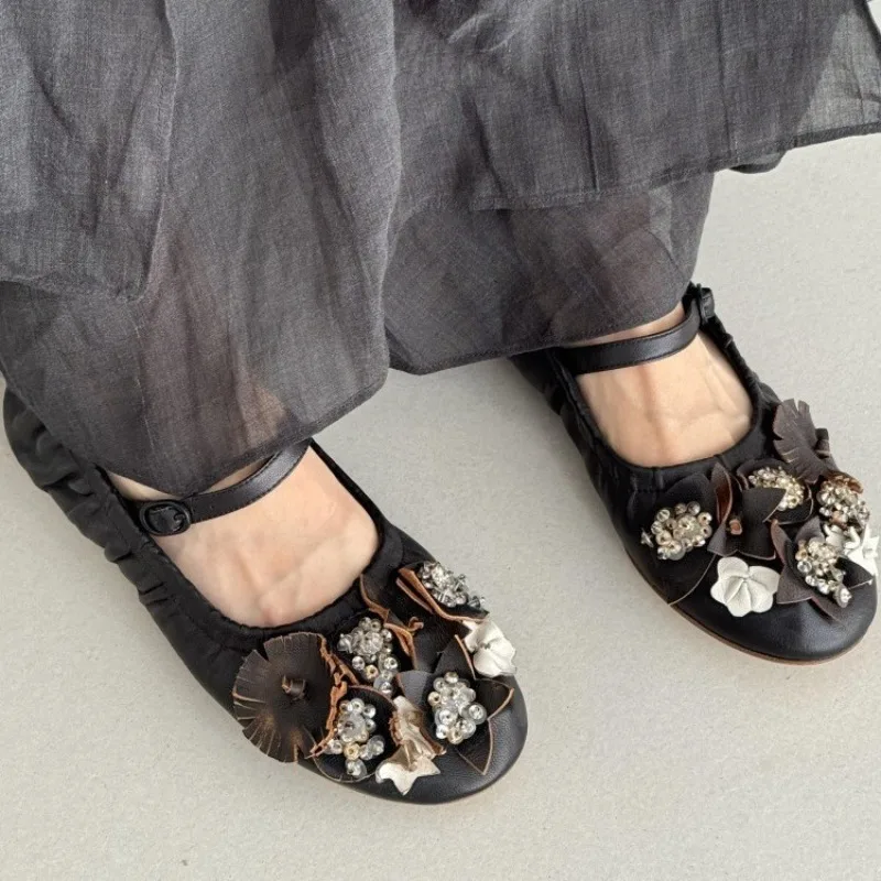 

Дизайнерские туфли на плоской подошве с цветами в стиле ретро, женские повседневные туфли с бусинами и круглым носком, женская модная женская обувь Мэри Джейн с пряжкой