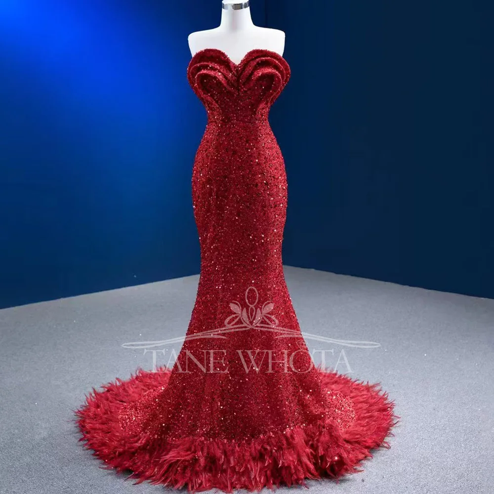 Vestido de noite luxuoso vermelho, sem mangas, renda nas costas, penas de lantejoulas, ajuste personalizável, estilo bainha para festa