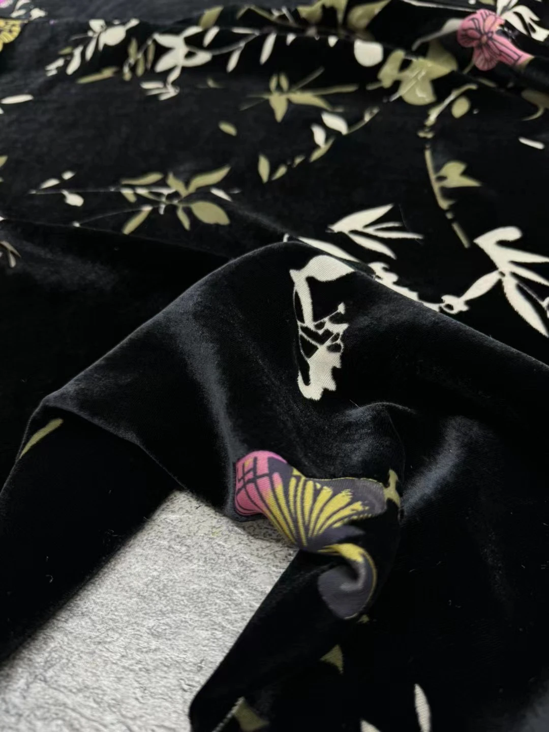 

Бабочка сожженный цветок Черная шелковая бархатная ткань Дизайнер швейных материалов