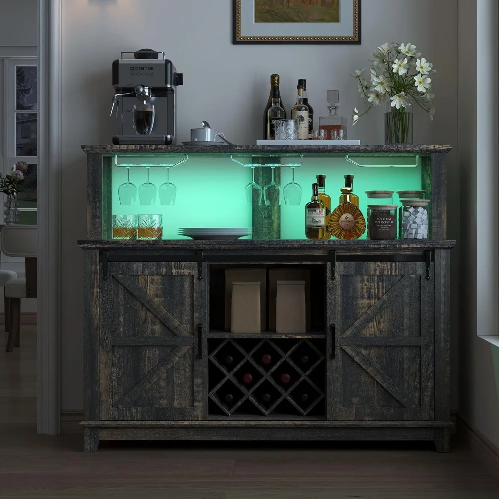 Mueble para vino tipo buffet con luces LED, barra de café de 55" con almacenamiento de 2 niveles, soportes para copas, 8 estantes para vino, mueble para vino con puerta de granero