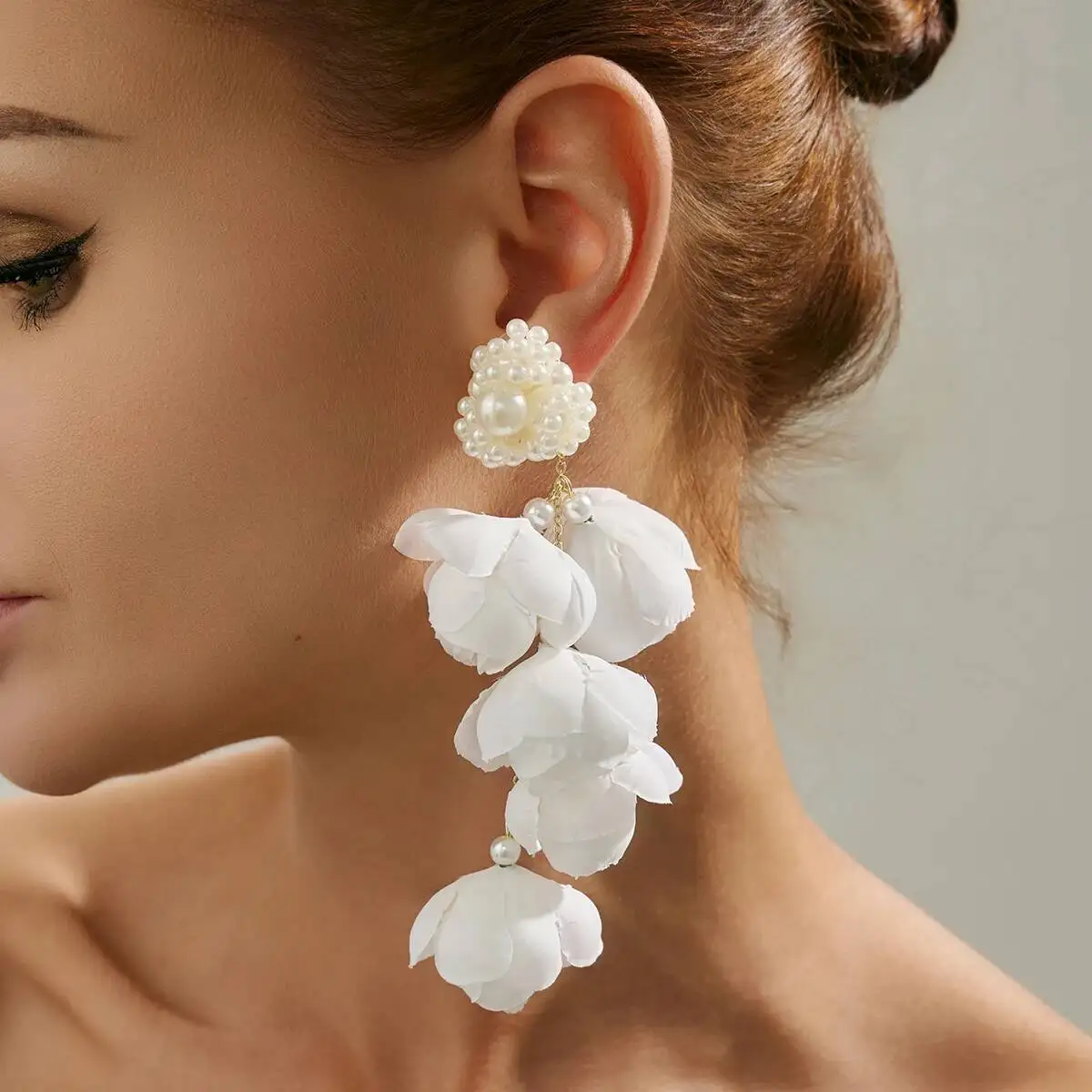 Salircon Exquisite Weiße Blume Lange Ohrringe Imitation Perle Kristall Baumeln Ohrringe für Frauen Fashion Party Hochzeit Schmuck