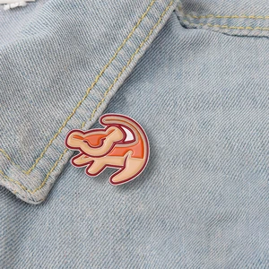 Bebê leão esmalte alfinetes, broches animais personalizados, crachás de lapela, joias clássicas do filme dos desenhos animados, presente para fãs e amigos 8 principais vendas pins filme - №2