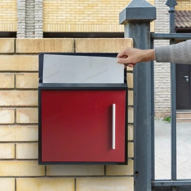 

Наружный настенный почтовый ящик из меди с окошком для просмотра и замком.