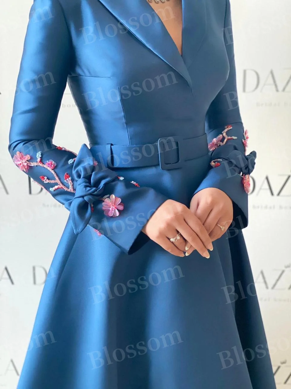 Vestido de fiesta de manga larga con cuello en V, traje azul elegante con cuentas de flores y lentejuelas, 2024