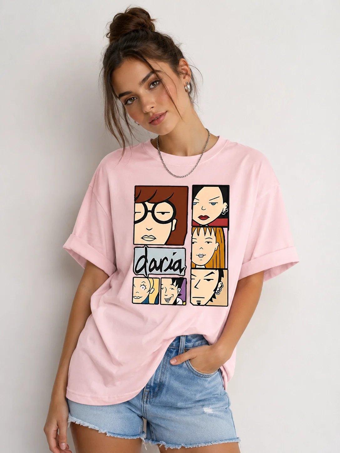 Das neue Damen-T-Shirt ist mit Daria- und 90er-Jahre-Kulturmotiven bedruckt und eignet sich für Sommermode, Geschenke, Partys und den Alltag. – Detail 4