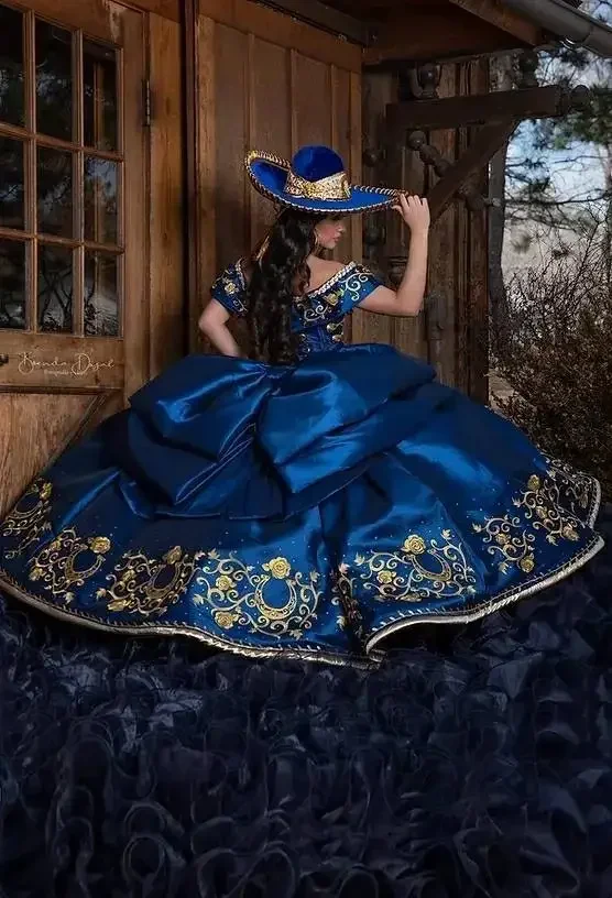 فساتين Charro Quinceanera ذات طبقات زرقاء مع تطريز ذهبي قبالة الكتف الأورجانزا المكسيكي الحلو 16 فستان 15 Anos مخصص