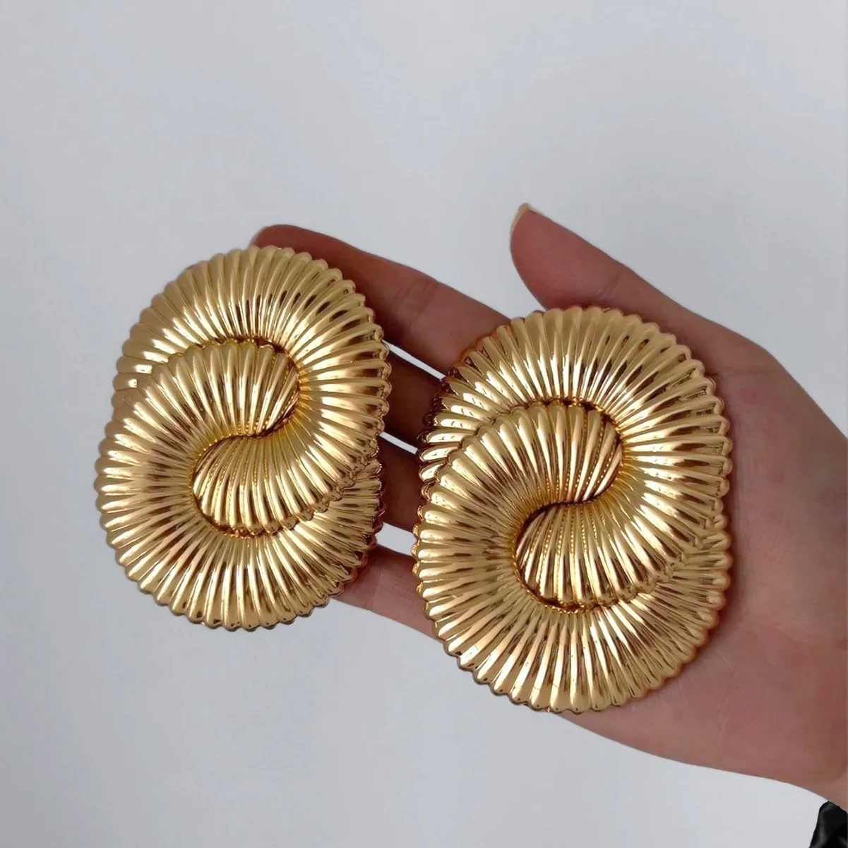 1 Pair of Exaggerated Large Earrings with Twisted, Entwined, and Knotted Lines, Unique Heavy Metal Fashion Ear Accessories