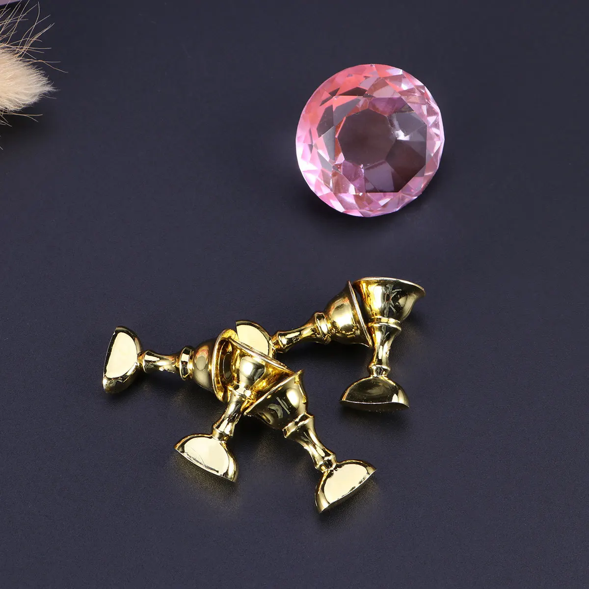 

Nail Art Display Stand with Magnetic Base Crystal Alloy Tips Holder for Professional Salon DIY Manicure