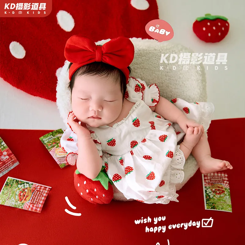 

Фон для фотосессии новорожденных девочек с изображением клубники, с эффектом полной луны, для детской одежды.