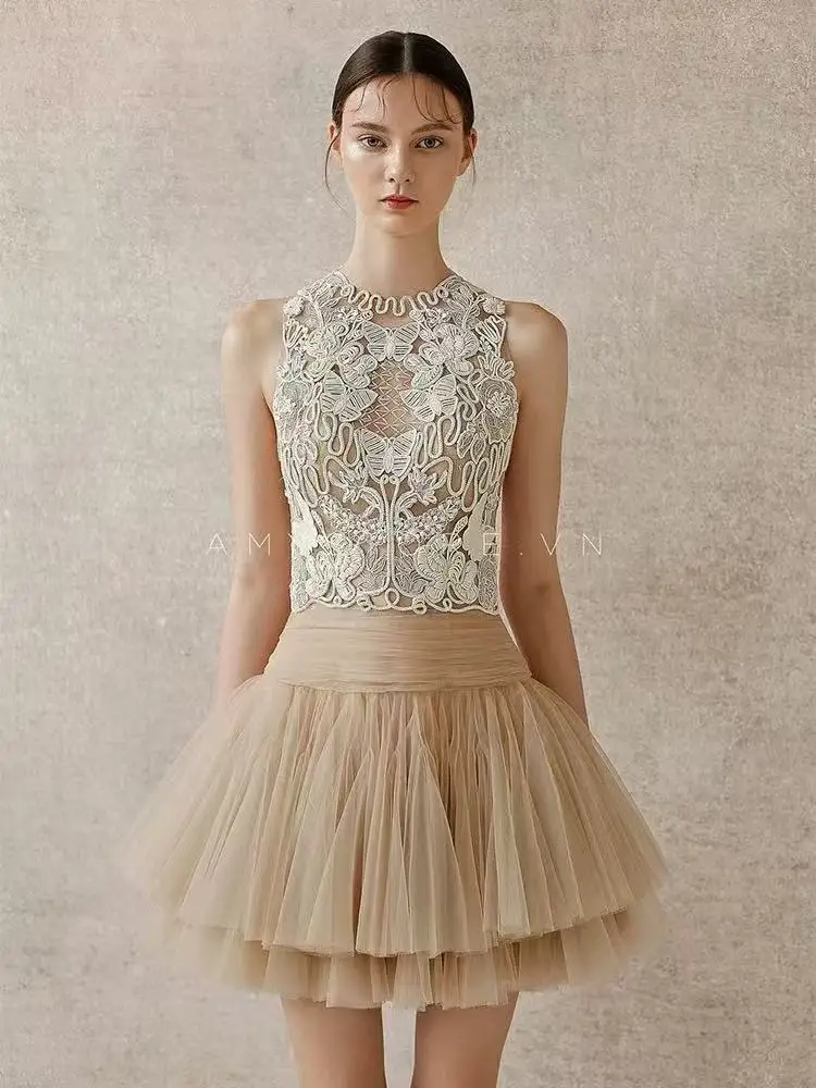 BEWQ فستان نسائي أنيق برقبة دائرية بدون أكمام مطرز شاش عالي الخصر فستان قصير للحفلات المسائية لخريف 2025 جديد