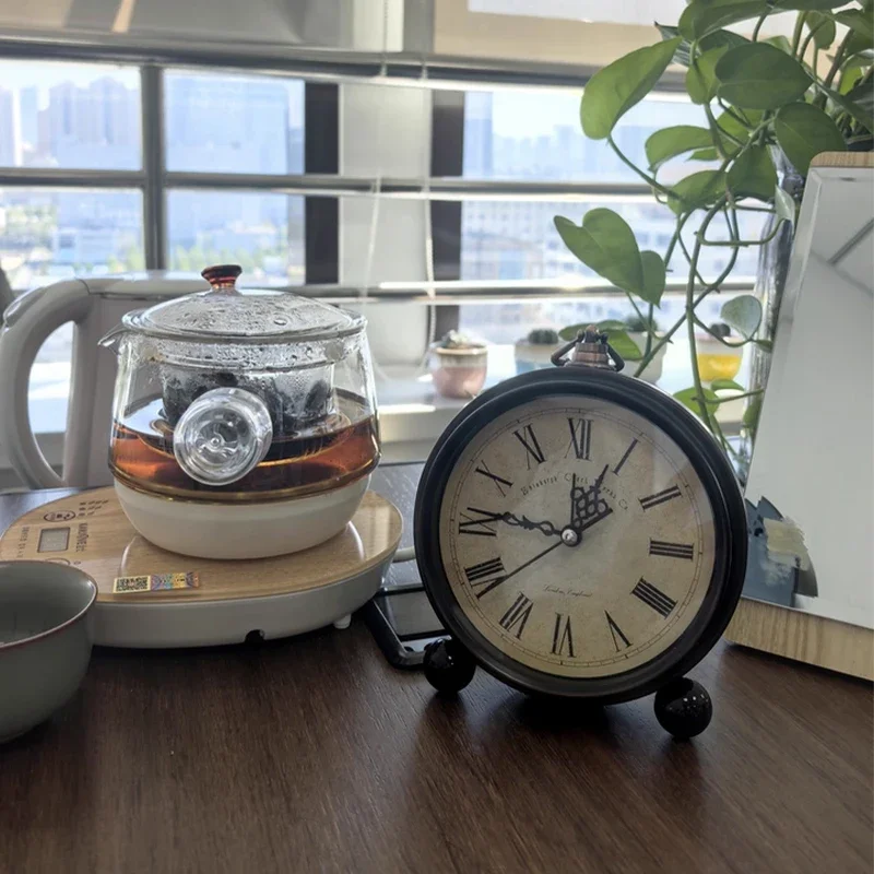 Vintage Hangable Battery Alarm Clock Metal Night Light Super Silent Table Desk Quartz Clock Time for Bedroom Bedside Desk Shelf