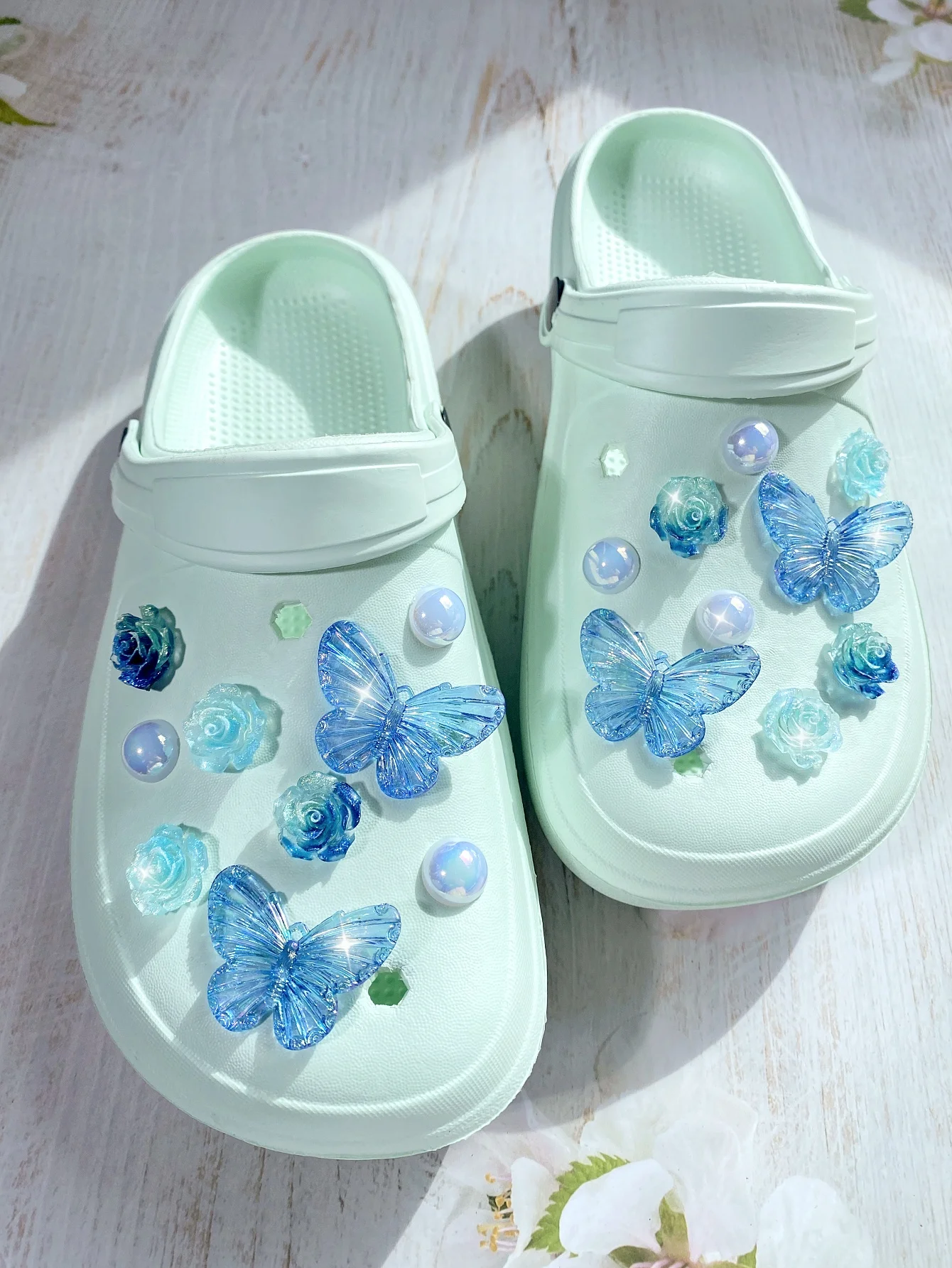 18 pieces of blue butterflies, blue gradient roses, ABS pearl shoe buckle DIY decorations, multi-functional shoe clip accessorie